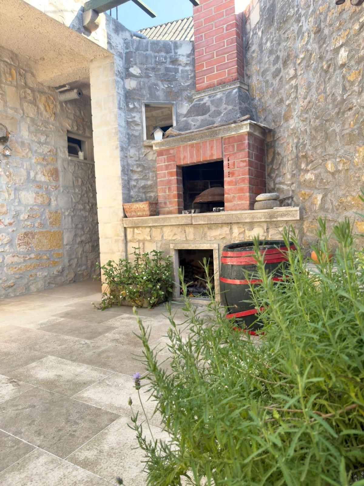 Villa Visilo Stone House Pucisca Exterior foto